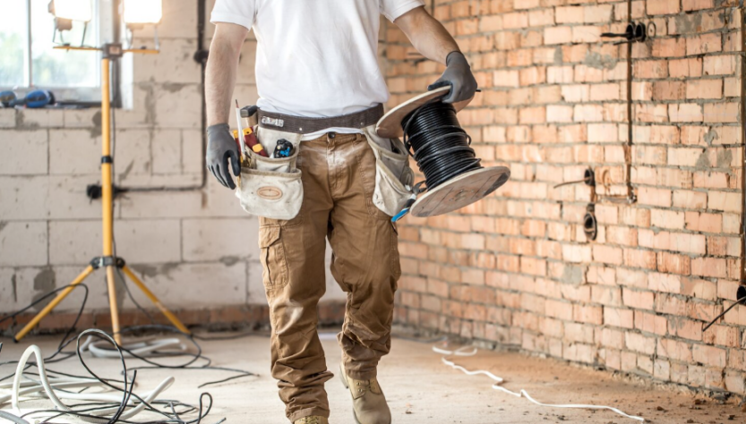 Jak si doma ohlídáte instalatéry a elektrikáře, aby nic neodflákli