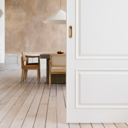 Proč se některé dveře v domě časem samy otevírají nebo zavírají?