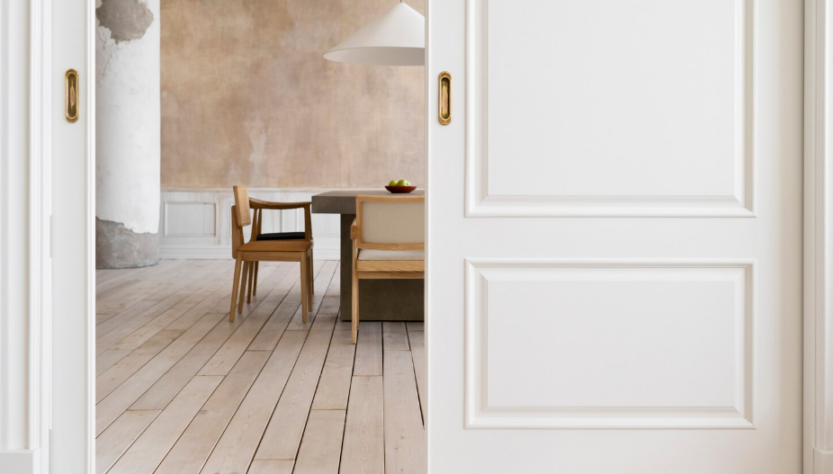 Proč se některé dveře v domě časem samy otevírají nebo zavírají?